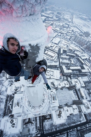Illustration for article titled Crazy Ivan climbs atop the frozen crane of the 2073-foot Shanghai Tower